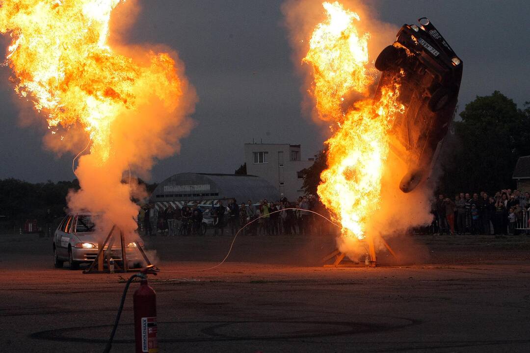 Aleksoto aerodrome vyko kaskadininkų šou „Skraidantys automobliai“.