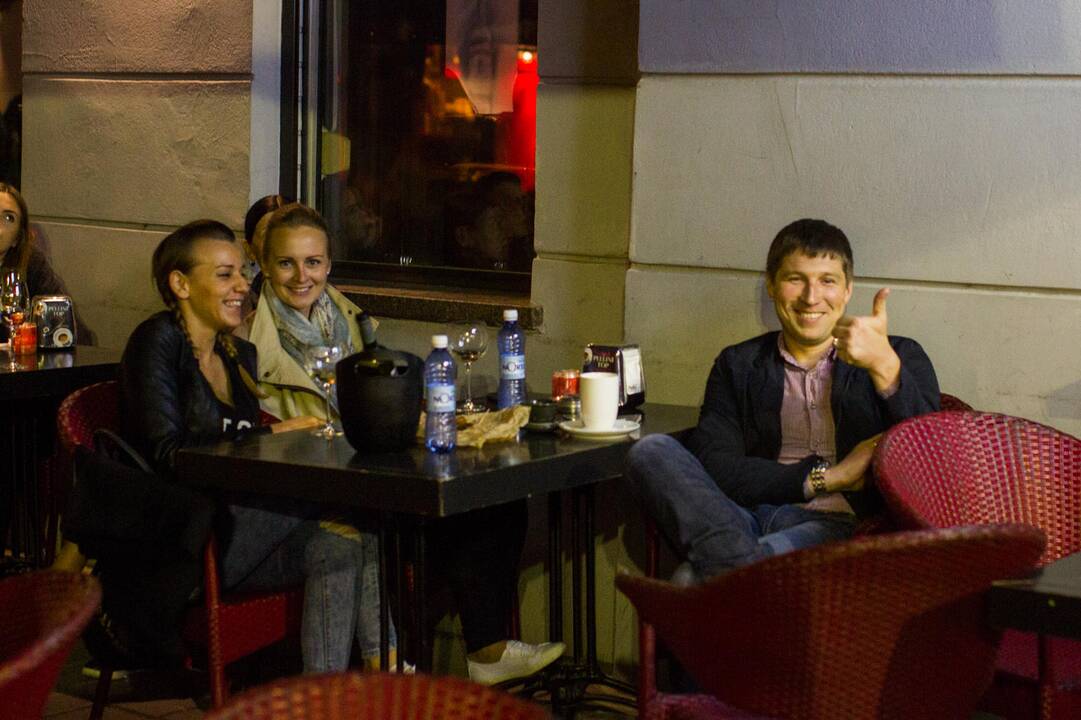 Kauniečiai žiūri krepšinį 