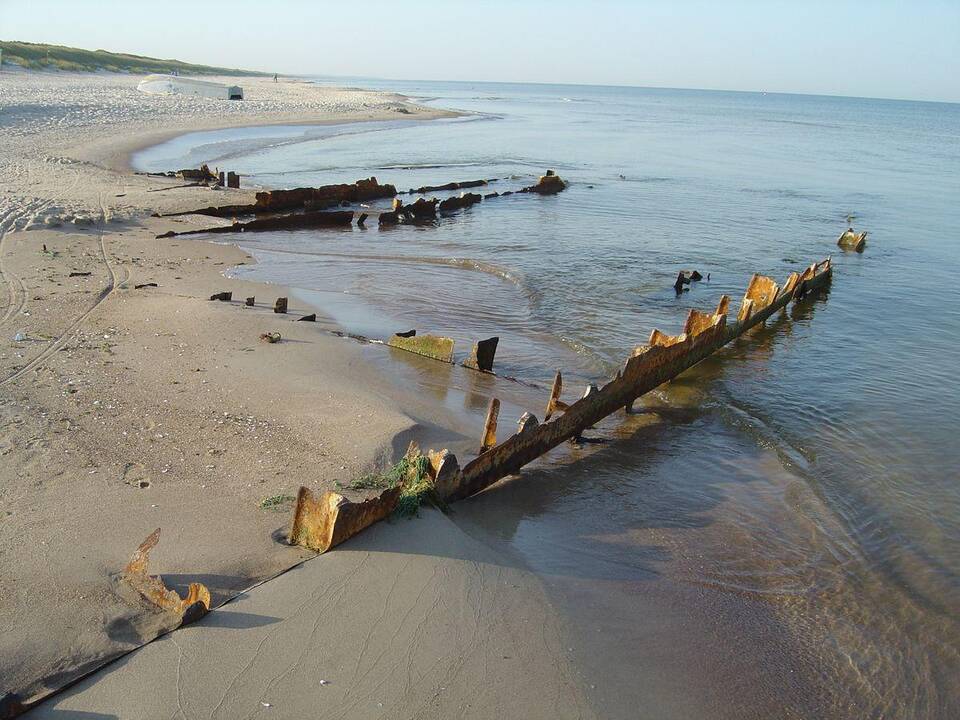 Svečias: į pajūrį tik ką išmestas laivas „Hans Bernstein“ skalaujamas bangų.