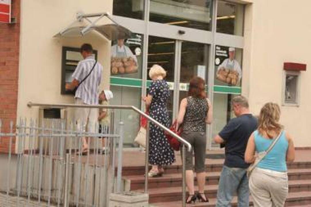 Lietuviai vis dar skuba prie bankomatų 