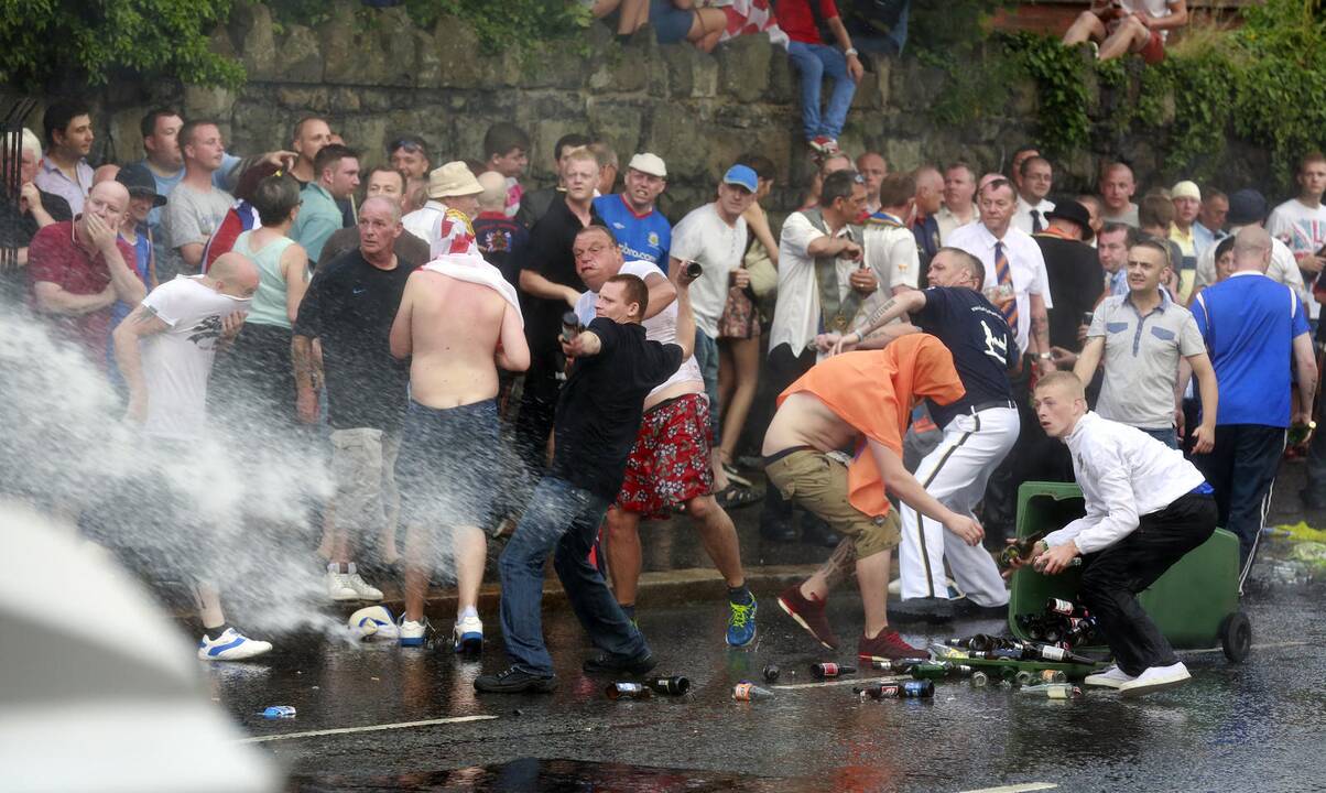 Belfaste per riaušes buvo sužeisti 32 policijos pareigūnai