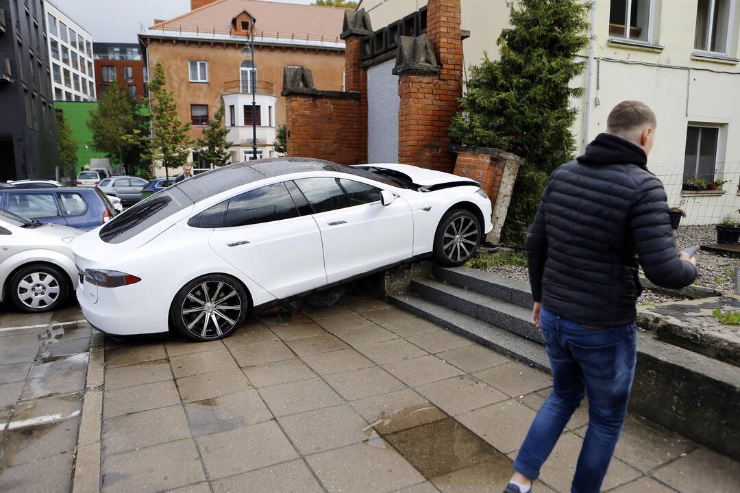 „Tesla“  Klaipėdoje taranavo sieną