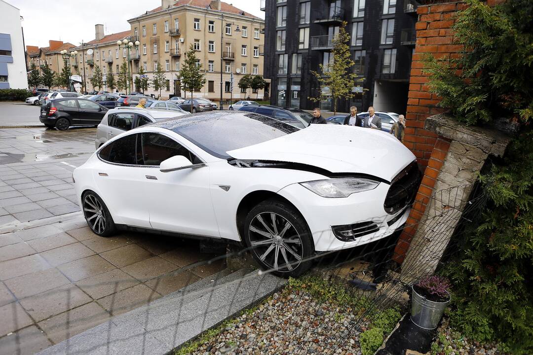 „Tesla“  Klaipėdoje taranavo sieną