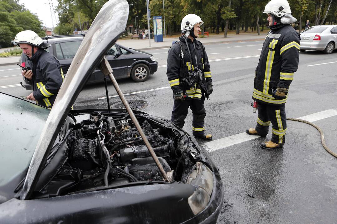 Užsidegė VW Passat automobilis