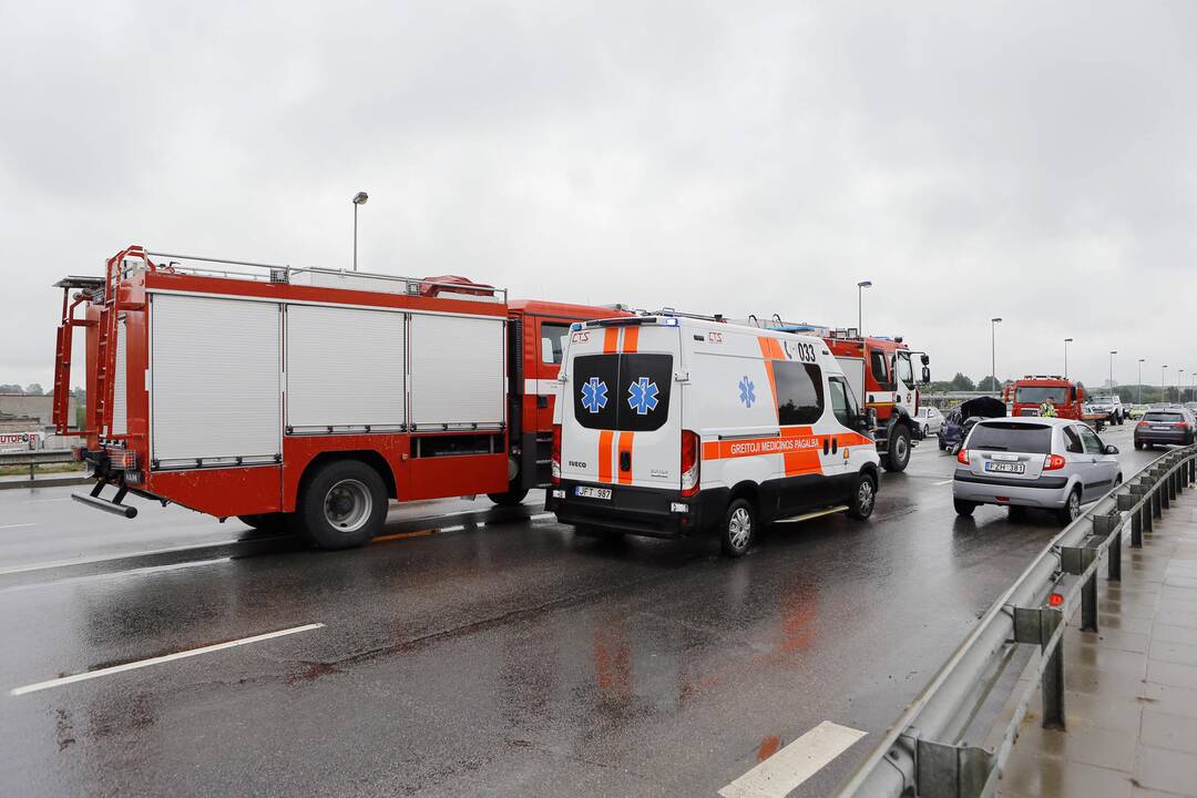 Avarija ant Mokyklos viaduko