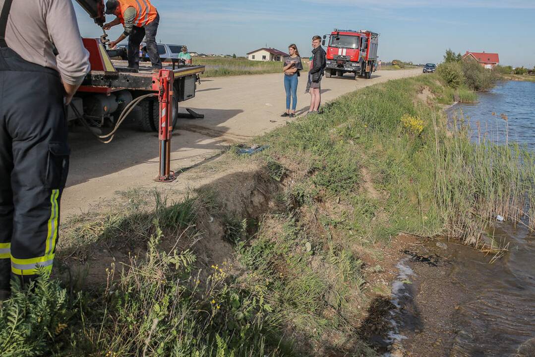 Automobiliu įlėkė į Slengių karjerą