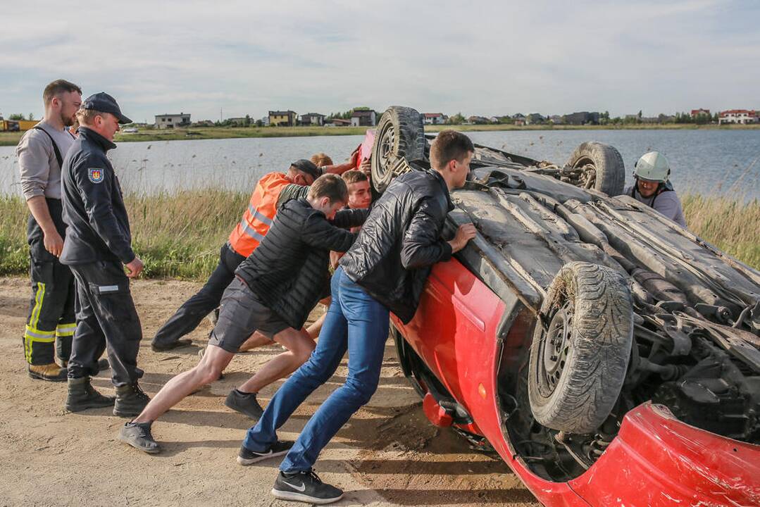 Automobiliu įlėkė į Slengių karjerą