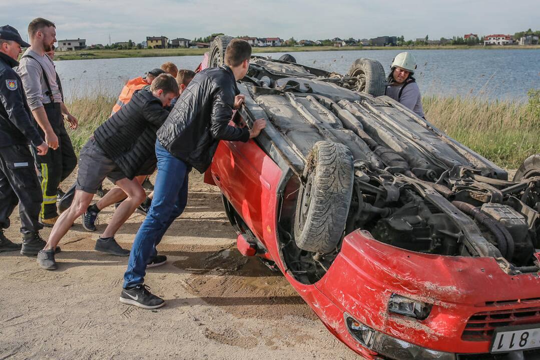 Automobiliu įlėkė į Slengių karjerą