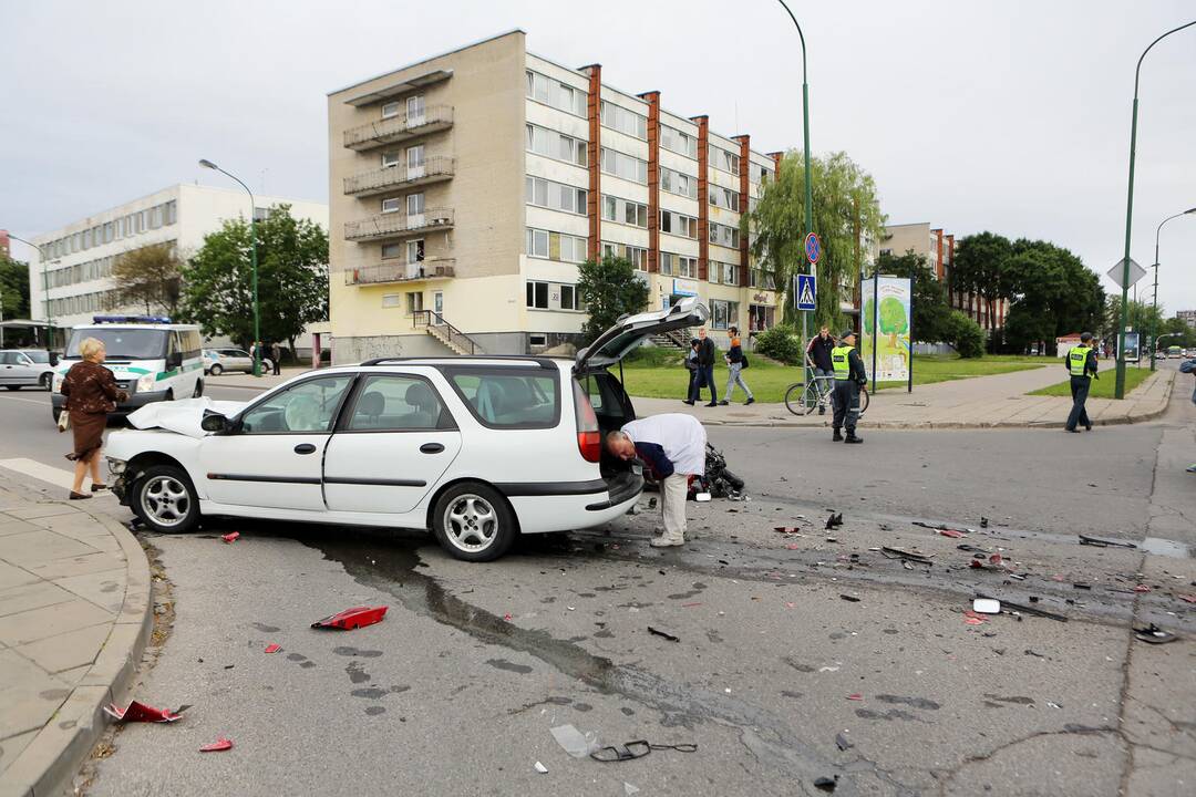 Taikos prospekte partrenktas motociklininkas