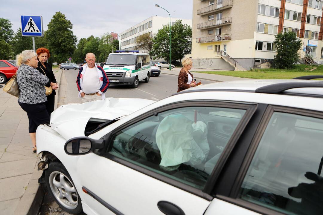 Taikos prospekte partrenktas motociklininkas