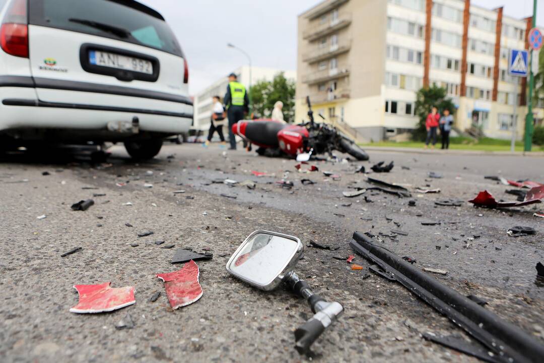 Taikos prospekte partrenktas motociklininkas