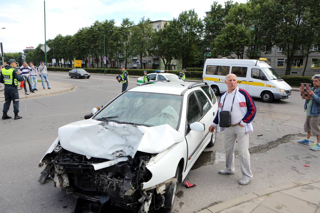 Taikos prospekte partrenktas motociklininkas