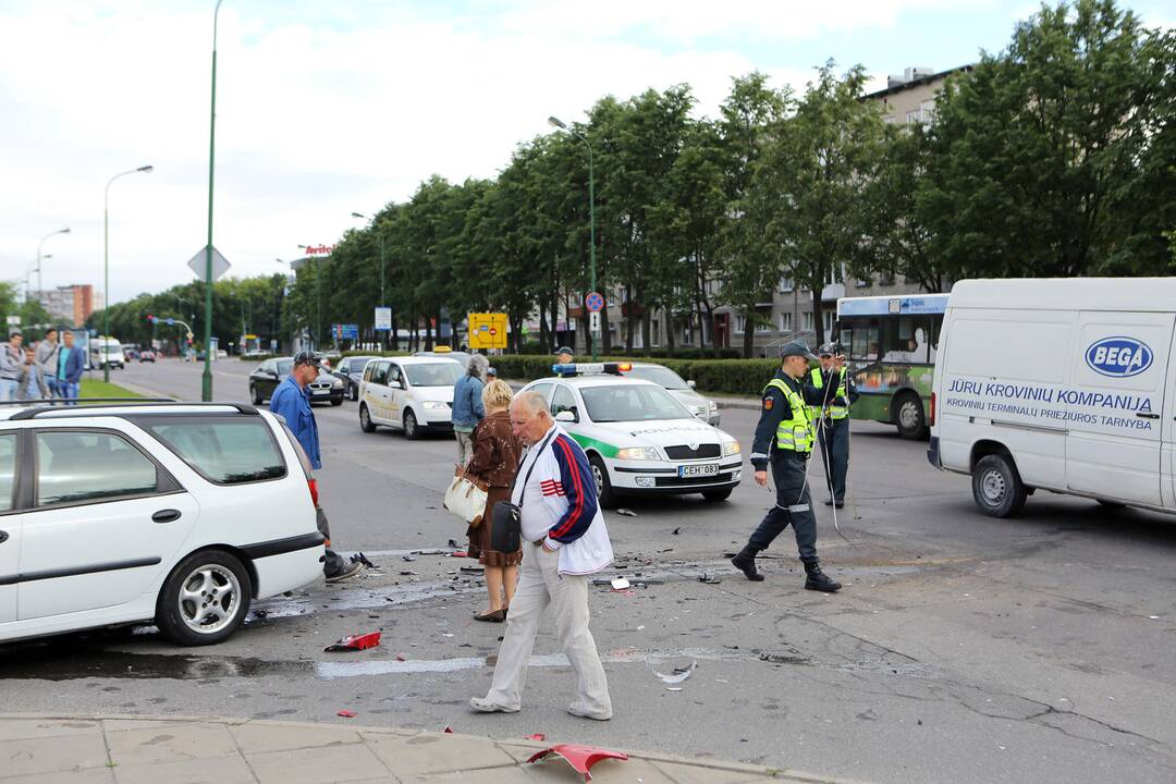 Taikos prospekte partrenktas motociklininkas