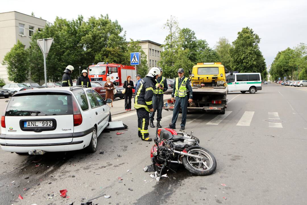Taikos prospekte partrenktas motociklininkas