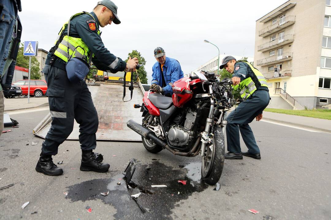 Taikos prospekte partrenktas motociklininkas