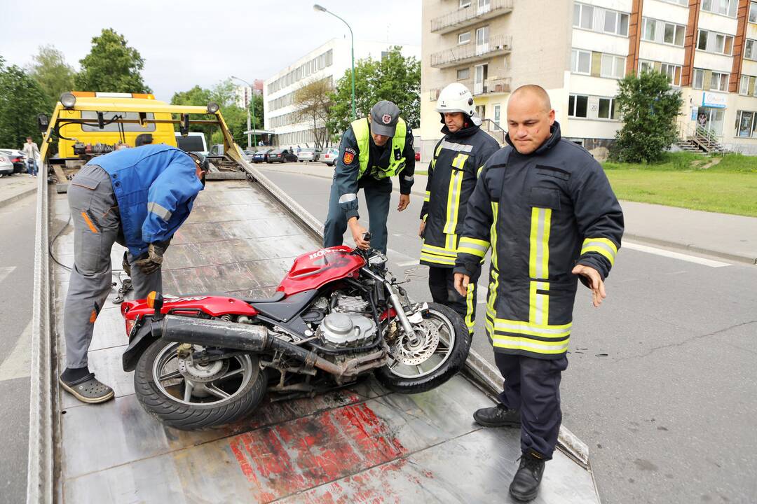 Taikos prospekte partrenktas motociklininkas