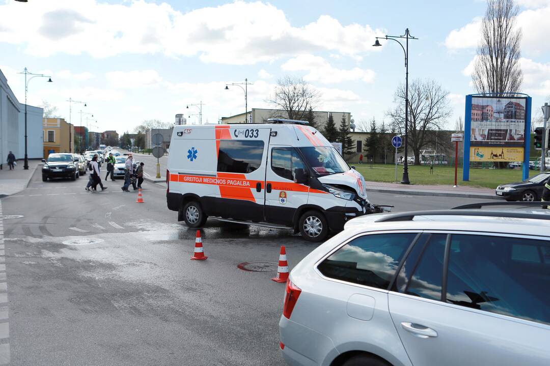 Į pratybas skubėję medikai rėžėsi į mikroautobusą