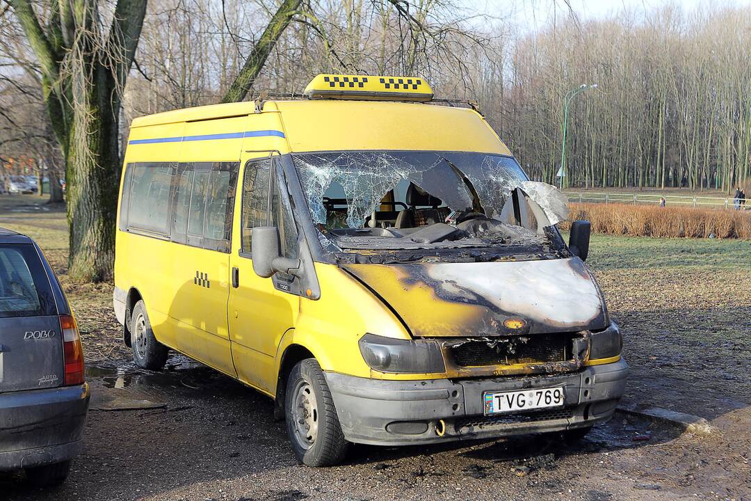 Naktį Klaipėdoje sudegė mikroautobusas