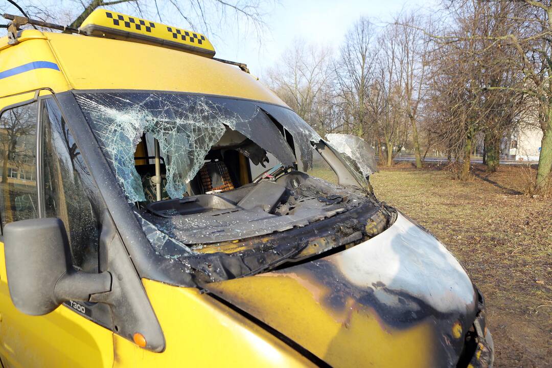 Naktį Klaipėdoje sudegė mikroautobusas