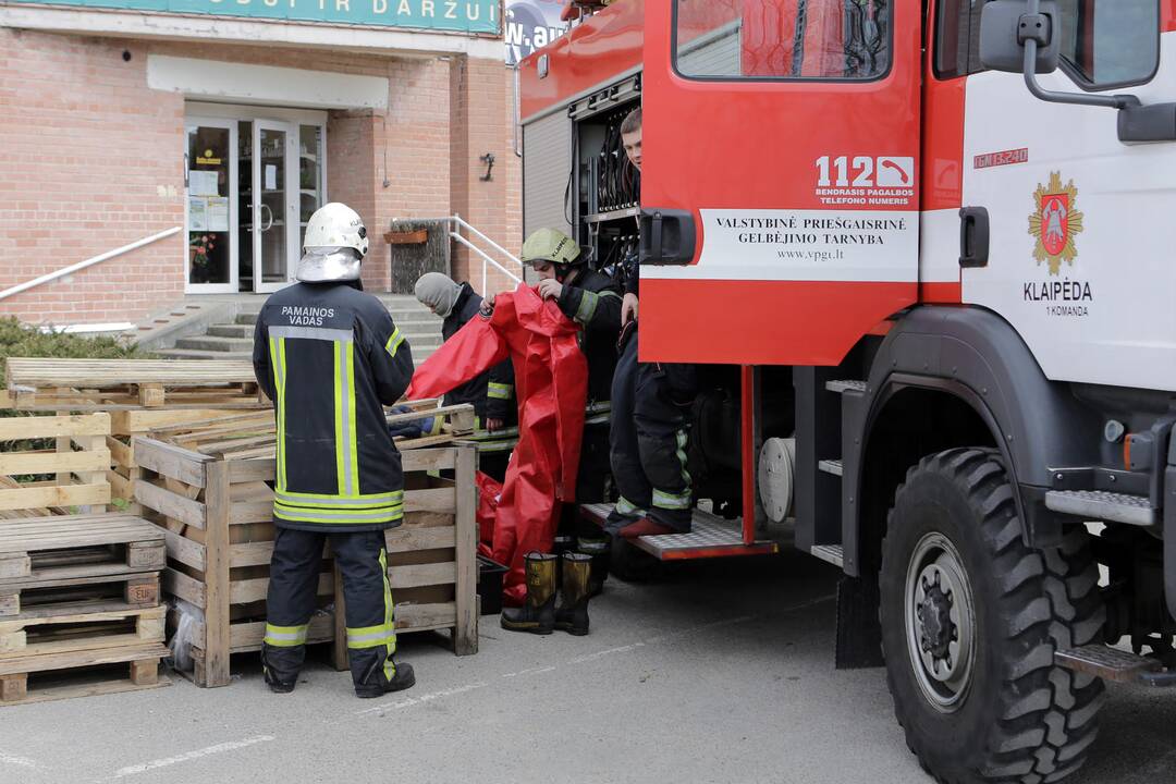 Nežinomas žmogus apipylė kabinetą degiu skysčiu