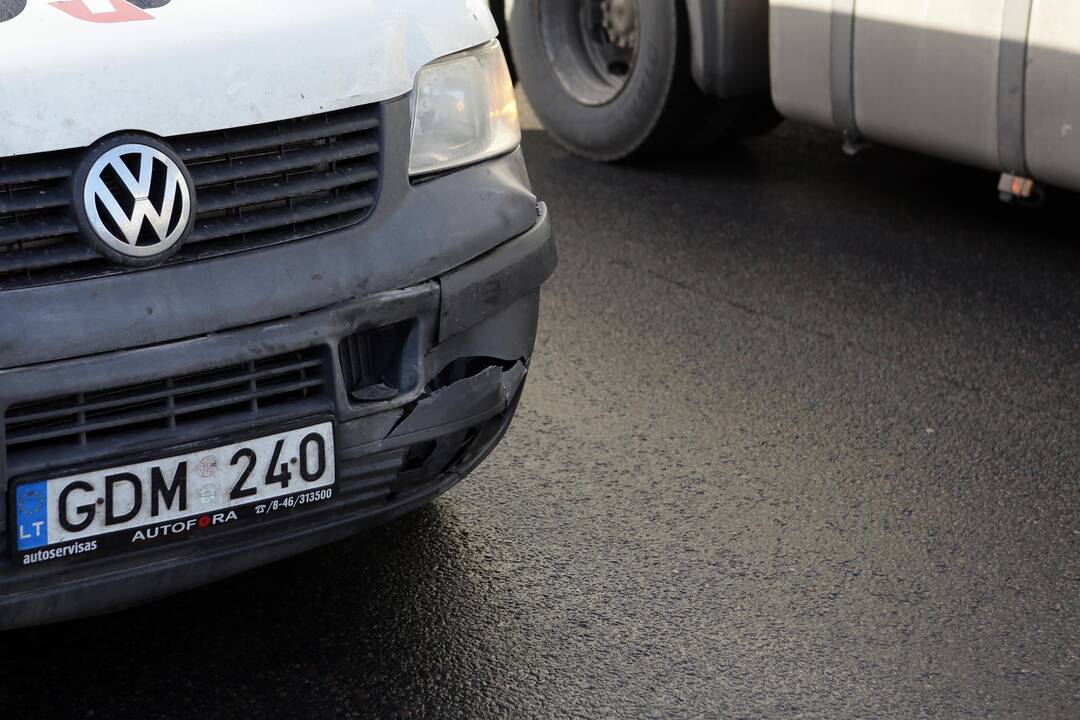 Minijos gatvėje susidūrė trys automobilaii