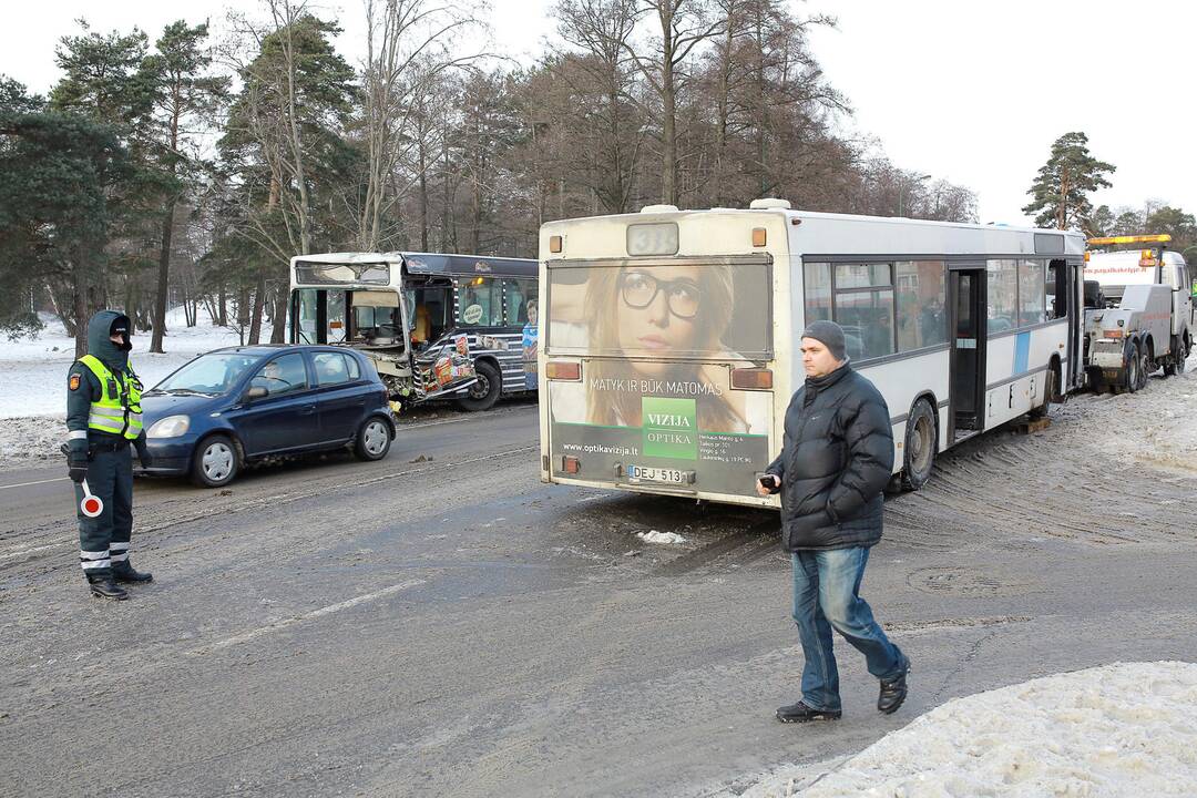 Kaktomuša susidūrė keleiviniai autobusai