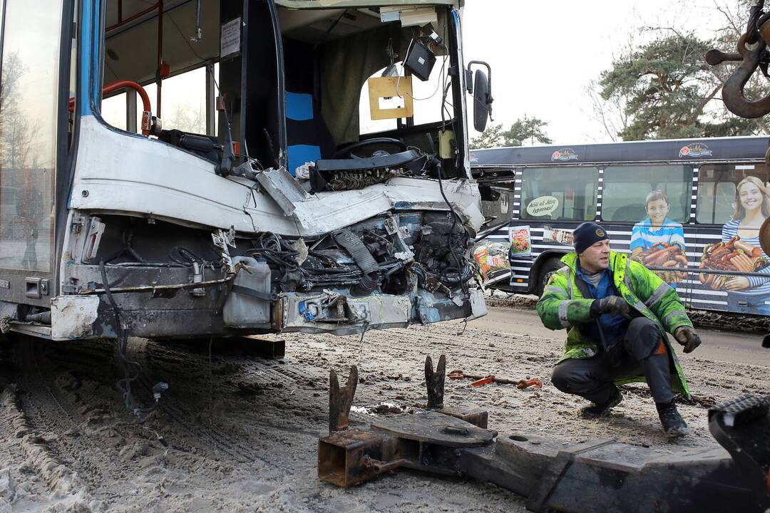 Kaktomuša susidūrė keleiviniai autobusai