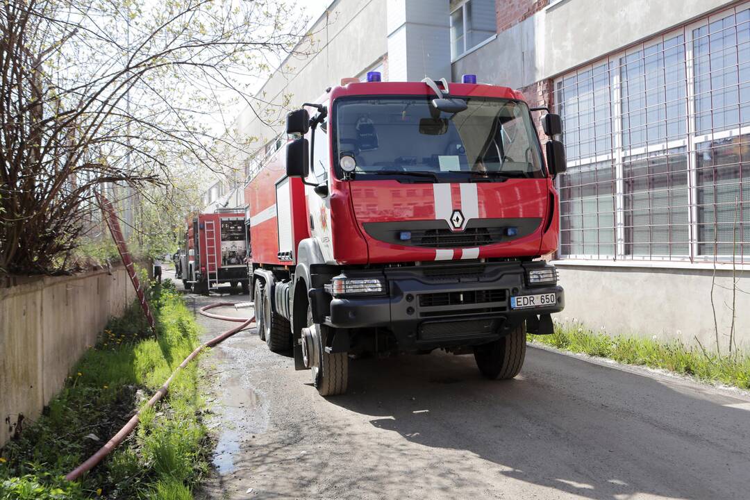 Užsidegė gamybinės patalpos Svajonių gatvėje