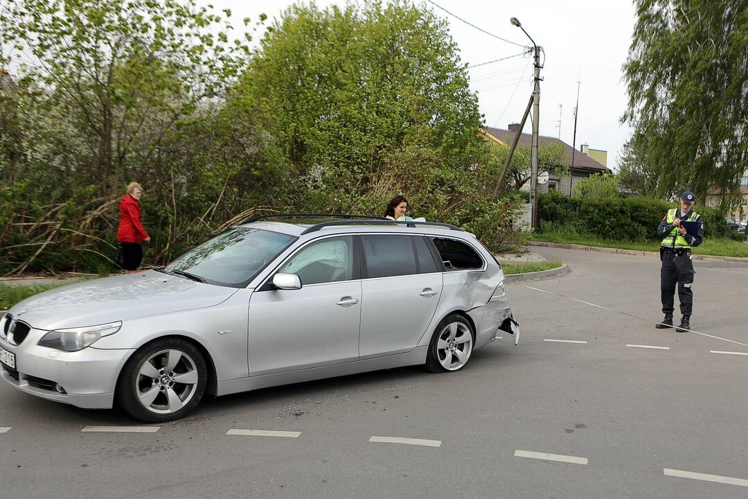 BMW partrenkė motociklininką