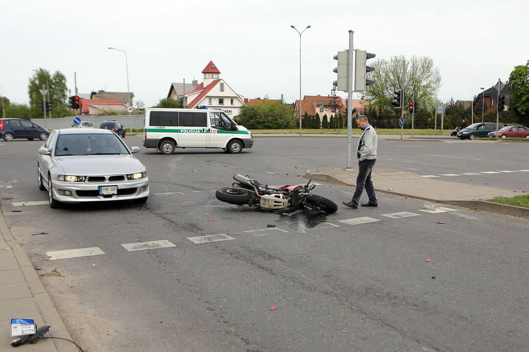 BMW partrenkė motociklininką