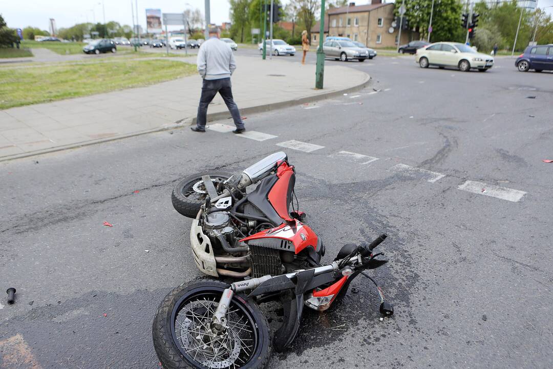 BMW partrenkė motociklininką