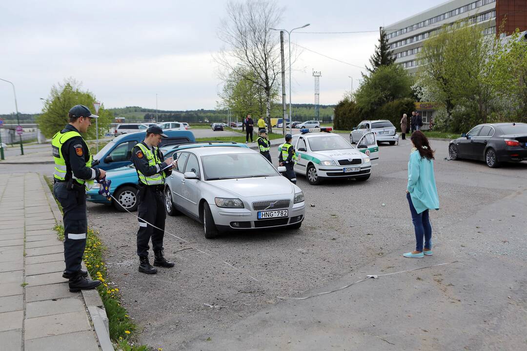 BMW partrenkė motociklininką