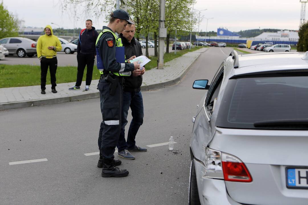 BMW partrenkė motociklininką