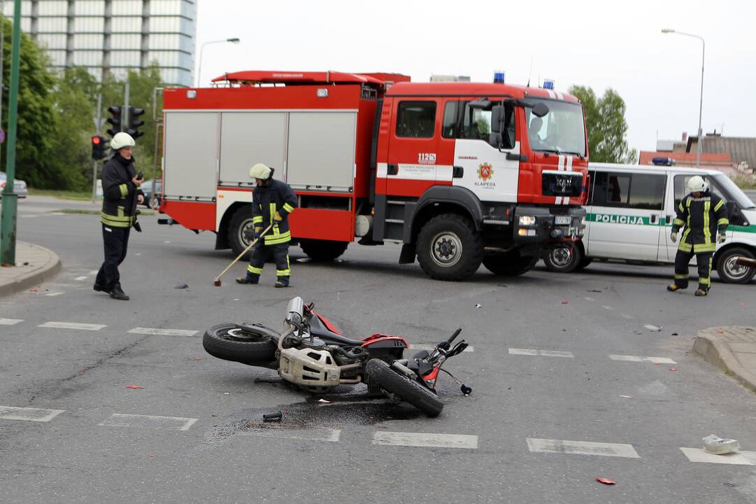 BMW partrenkė motociklininką