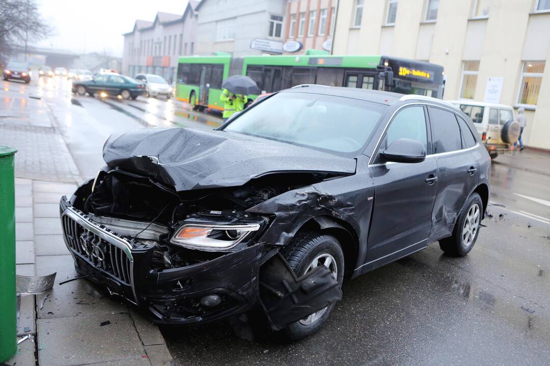 Liepų gatvėje susidūrė keturi automobiliai