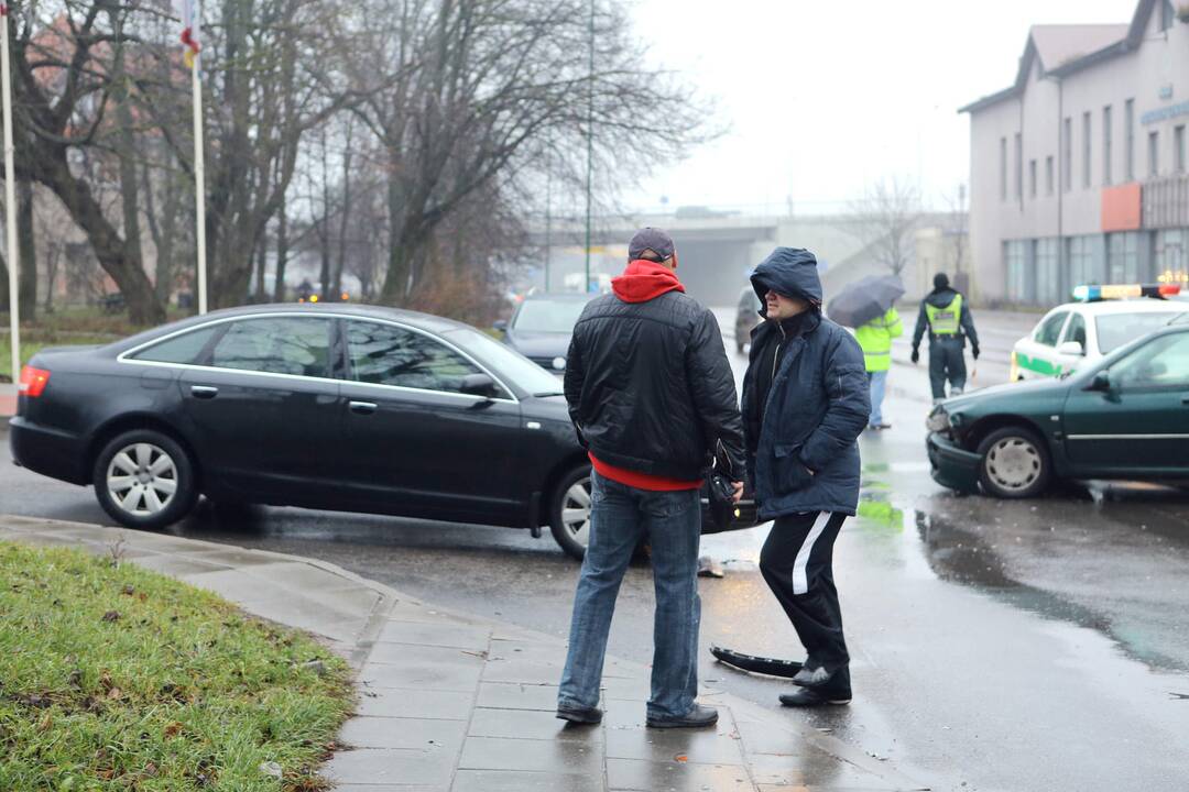 Liepų gatvėje susidūrė keturi automobiliai