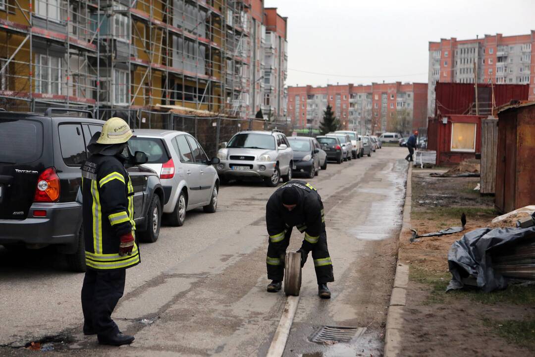 Uostamiestyje užsidegė daugiabučio namo stogas