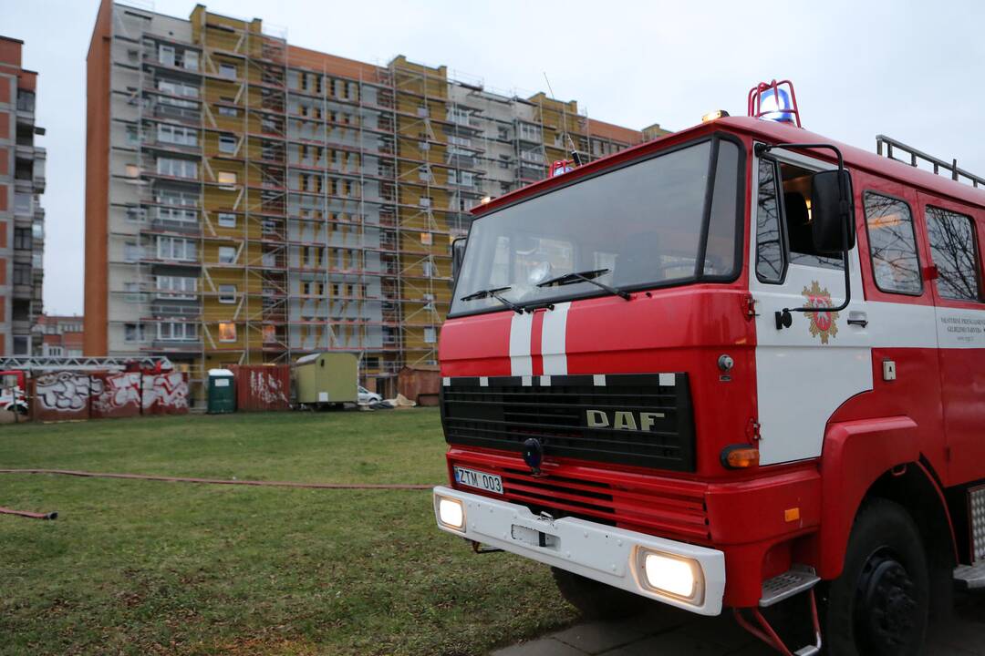 Uostamiestyje užsidegė daugiabučio namo stogas