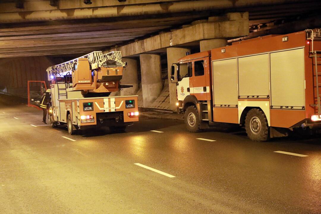 Nuo gelezinkelio viaduko nukrito metaline konstrukcija