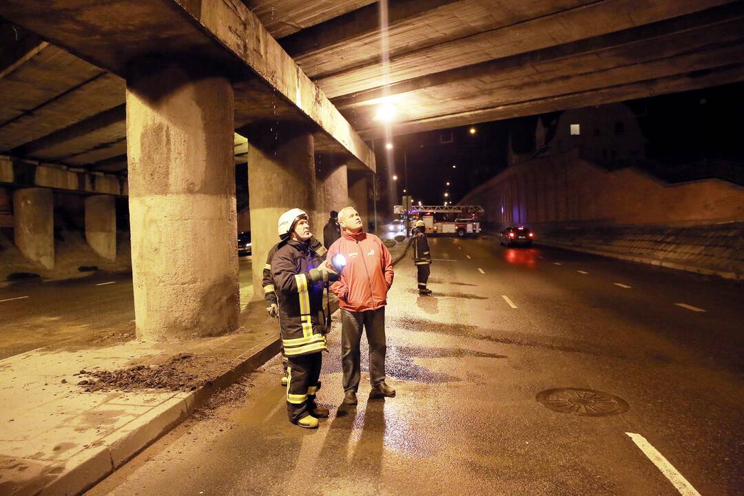 Nuo gelezinkelio viaduko nukrito metaline konstrukcija
