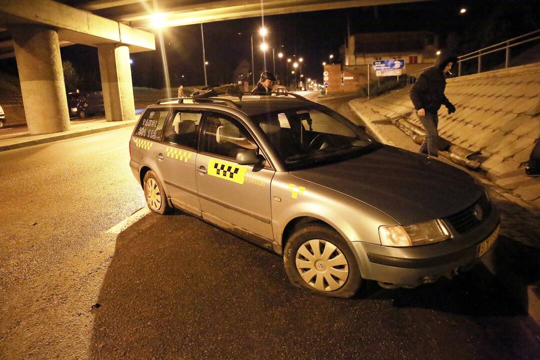 Nuo gelezinkelio viaduko nukrito metaline konstrukcija