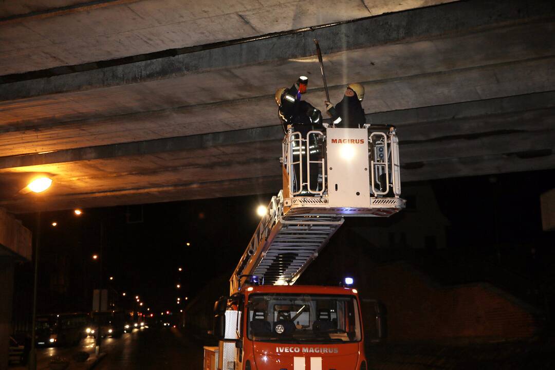 Nuo gelezinkelio viaduko nukrito metaline konstrukcija
