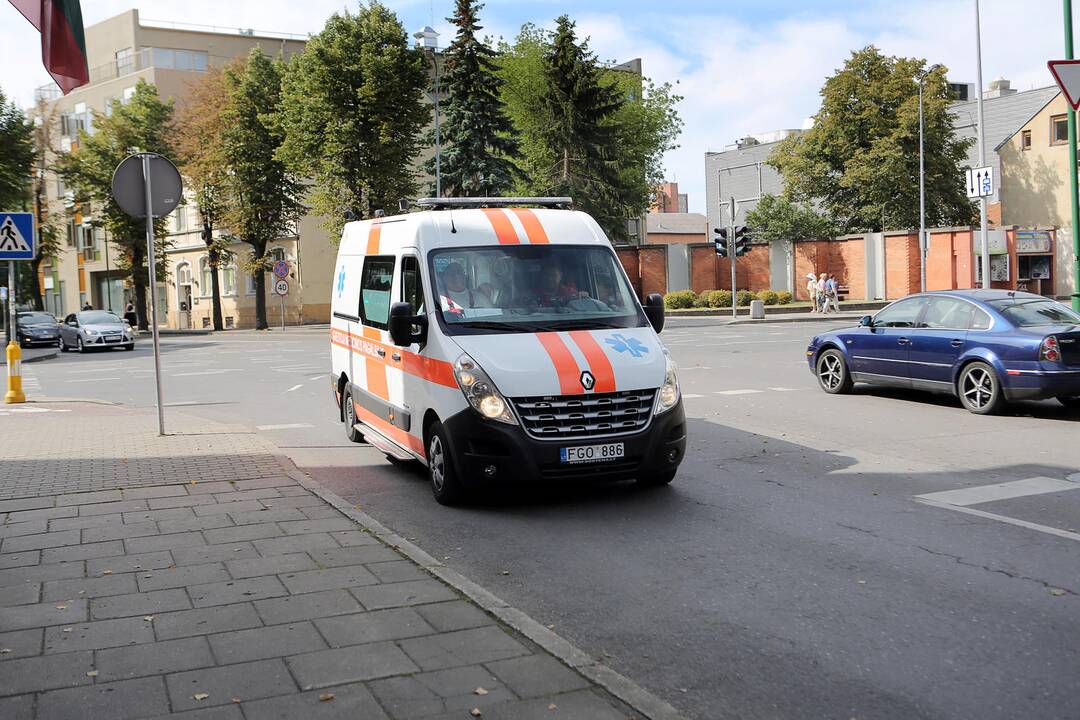 Iš areštinės į teismą atvežė apdujusį kaltinamąjį