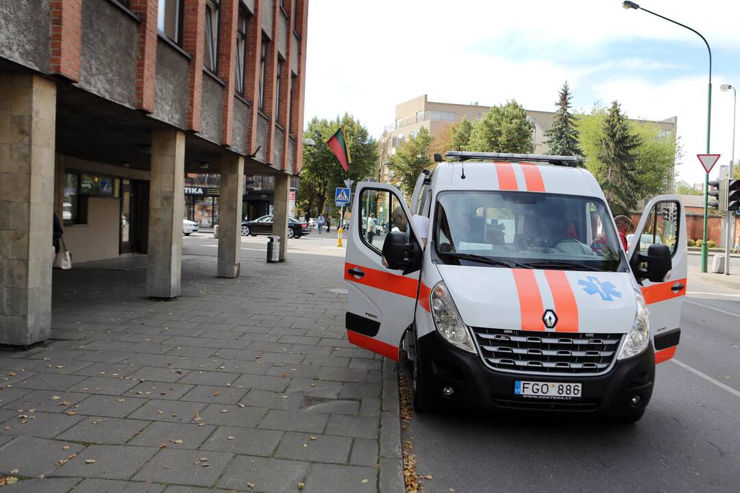 Iš areštinės į teismą atvežė apdujusį kaltinamąjį
