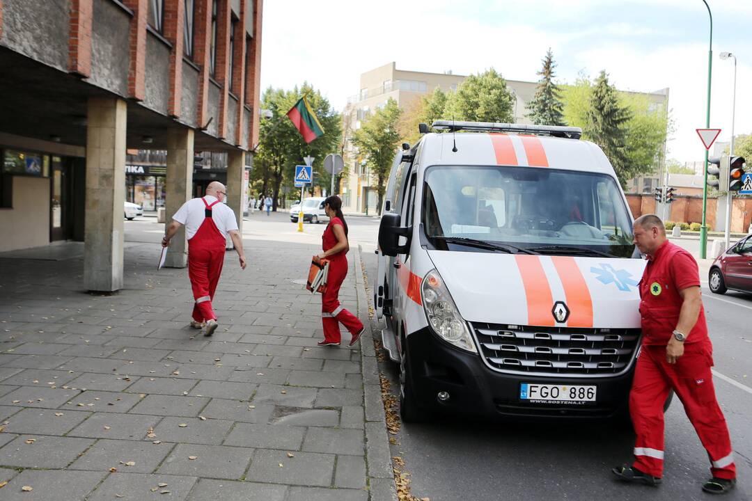 Iš areštinės į teismą atvežė apdujusį kaltinamąjį