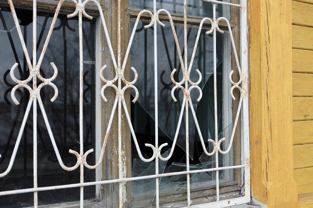 Vandalai nusiaubė Smiltynės kurhauzą ir prie jo stovėjusias mašinas