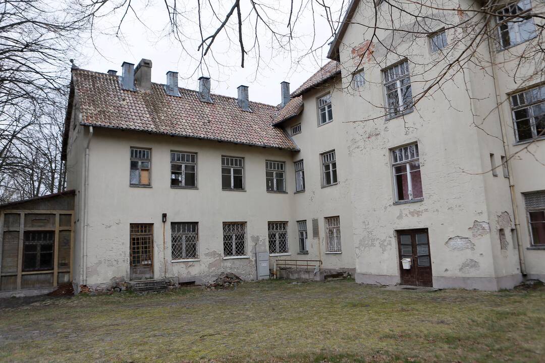 Vandalai nusiaubė Smiltynės kurhauzą ir prie jo stovėjusias mašinas