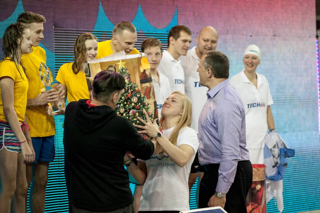 Šeimų plaukimo estafetės R. Meilutytės taurei laimėti