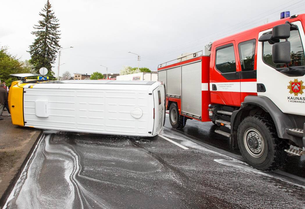 Apvirto maršrutinis autobusas