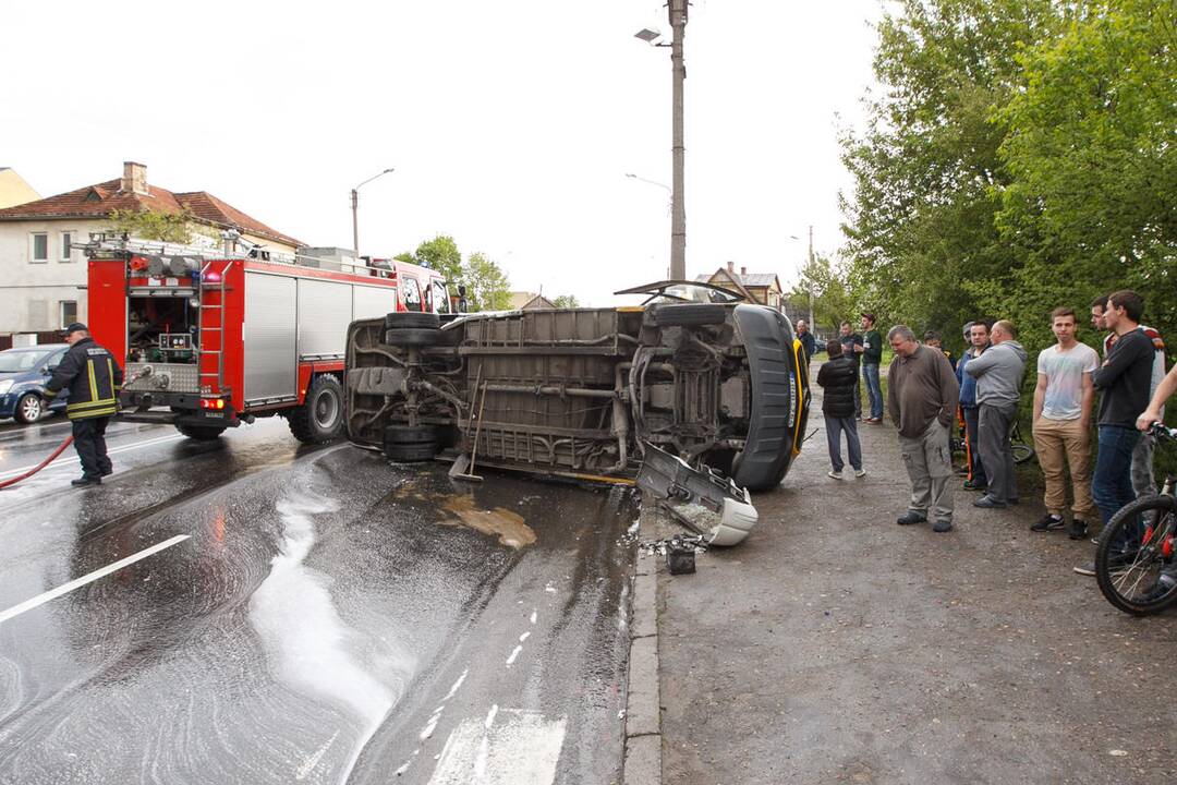 Apvirto maršrutinis autobusas